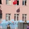 İndirilen Türk bayrağının yerine yenisi asıldı