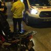Ehliyetsiz sürücü arkasına 'Hatalıyım sıkıyorsa ara' yazdığı motosikletiyle kaza yaptı
