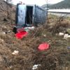 Kaygan yolda minibüs şarampole devrildi Kaygan yolda minibüs şarampole devrildi