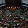 Hong Kong meclisinde hareketli dakikalar! Parlamento savaş alanına döndü Hong Kong meclisinde hareketli dakikalar! Parlamento savaş alanına döndü