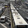 Metrobüs arıza yapınca uzun kuyruk oluştu Metrobüs arıza yapınca uzun kuyruk oluştu