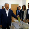 Başbakan Binali Yıldırım İzmir'de oyunu kullandı Başbakan Binali Yıldırım İzmir'de oyunu kullandı