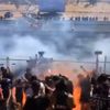 İzleyicilere ateş püskürdü