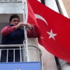 Türk bayrağı yanmaktan son anda kurtarıldı Türk bayrağı yanmaktan son anda kurtarıldı