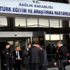 Başbakan Davutoğlu yaralıları hastanede ziyaret etti Başbakan Davutoğlu yaralıları hastanede ziyaret etti