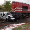 Batman'da yolcu treni kamyonete çarptı, yaralananlar var