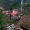 Zonguldak'ta otomobil evin üzerine düştü Zonguldak'ta otomobil evin üzerine düştü