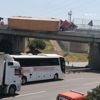 Devrilen tır köprüde asılı kaldı Devrilen tır köprüde asılı kaldı
