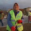 Sabriye Nine gençlere taş çıkartıyor Sabriye Nine gençlere taş çıkartıyor