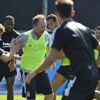 Futbolculara sinirlendi idmanda sahaya indi Futbolculara sinirlendi idmanda sahaya indi