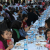 10 bin kişi sokakta iftar yaptı 10 bin kişi sokakta iftar yaptı