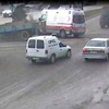Ambulans traktöre çarptı Ambulans traktöre çarptı