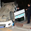 Polis aracı devrildi: 3 yaralı Polis aracı devrildi: 3 yaralı