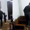 Çocuğuna hortumla işkence yaptı