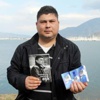 Kitabını bastırmak için mendil satıyor Kitabını bastırmak için mendil satıyor