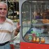 Kavak ağacının devrileceğini anlayan simitçi çevredekileri uyararak faciayı engelledi Kavak ağacının devrileceğini anlayan simitçi çevredekileri uyararak faciayı engelledi