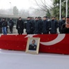 İki aylık kızı ile şehit eşini uğurladı