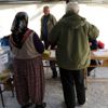 Depremzedeler çadırda oy kullanıyor