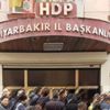 Diyarbakır'da HDP'ye operasyon: Gözaltılar var Diyarbakır'da HDP'ye operasyon: Gözaltılar var
