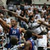 Earl Clark da yuvada kalıyor Earl Clark da yuvada kalıyor