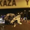Paramparça olan otomobilden sağ kurtuldular