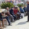 Halk uyarılara aldırış etmeyince meydandaki banklar kaldırıldı Halk uyarılara aldırış etmeyince meydandaki banklar kaldırıldı