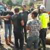 Selde bulduğu fındık çuvalını götürmeye çalışırken yakalandılar