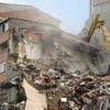 Kağıthane'de hasarlı binaların yıkımına başlandı