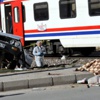 Tren otomobile çarptı: 2 ölü Tren otomobile çarptı: 2 ölü
