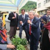 Elinde Mikrofonla Dolaşıp Seçim Çalışması Yürütüyor
