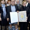 Hırvat Başkan'ın fotoğraf çekimi sırasında pantolonu düştü Hırvat Başkan'ın fotoğraf çekimi sırasında pantolonu düştü