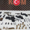 Şüphe üzerine durdurulan otomobilden tabanca çıktı Şüphe üzerine durdurulan otomobilden tabanca çıktı