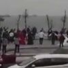 Yetkililer ’evde kal’ uyarısı yaptı, gelin ve damat sahilde halay çekti Yetkililer ’evde kal’ uyarısı yaptı, gelin ve damat sahilde halay çekti