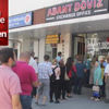 Vatandaşlar döviz bozdurmak için kuyruğa girdi Vatandaşlar döviz bozdurmak için kuyruğa girdi