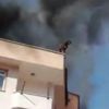 Yangında mahsur kalan kadın çatıdan atladı