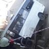 Minibüs bahçeye uçtu: Yaralılar var