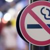 Yürürken maskeyi indirip sigara içmek yasak