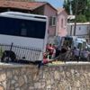 Korkunç görüntü! Otobüs ile demir bariyerlerin arasına sıkıştı