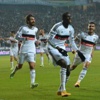 Demba Ba 2-3 hafta sahalardan uzak kalabilir