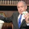 Netanyahu, Hamas’ın siyaset belgesini yırttı Netanyahu, Hamas’ın siyaset belgesini yırttı