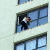 Sevgilisiyle tartışan genç kadın 18. katın camına çıkıp intihara kalkıştı Sevgilisiyle tartışan genç kadın 18. katın camına çıkıp intihara kalkıştı