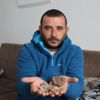 Bağda çapa yaparken servet değerindeki gök taşını bulan çiftçi alıcıları bekliyor