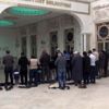 Diyanet İşleri Başkanlığının önlemlerine aldırmadılar! Cami avlusunda namaz kıldılar