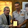 Bebeği yangından kurtaran itfaiyecilere plaket Bebeği yangından kurtaran itfaiyecilere plaket