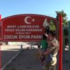 Şehidin isminin verildiği parkta hüzünlendiren tabela