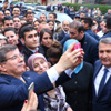 Başbakan Davutoğlu vatandaşlarla selfie çekti