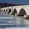 Washington'daki Potomac Nehri dondu Washington'daki Potomac Nehri dondu