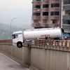Tanker geçidin üstünde asılı kaldı