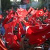 Bayrağını alan meydana koştu! Bayrağını alan meydana koştu!