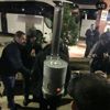 Sırtında taşıdığı sobayla, görenleri hayrete düşürdü Sırtında taşıdığı sobayla, görenleri hayrete düşürdü